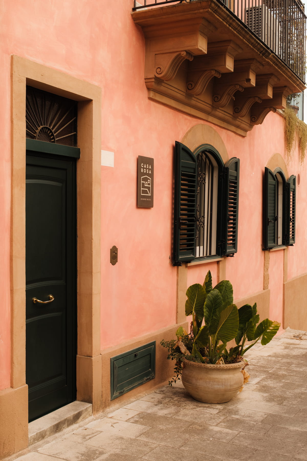 Casa rosa exterior puerta